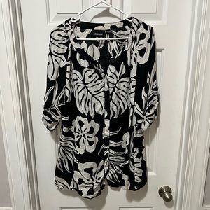 Avenue - Size 18/20 Flower button down blouse.